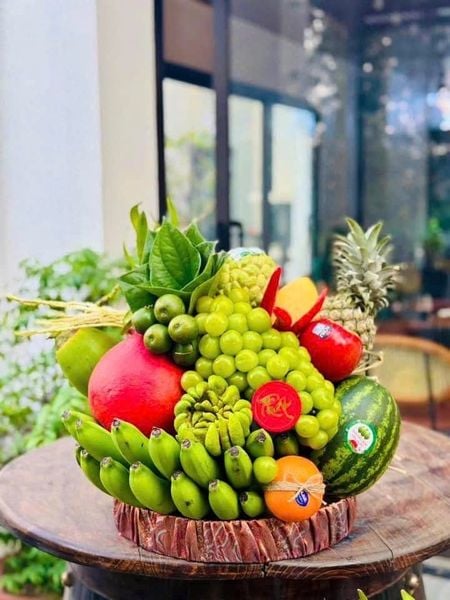 Mâm ngũ quả đẹp, kết hợp hoa tươi cầu kì đòi hỏi&nbsp;sự khéo léo của người làm