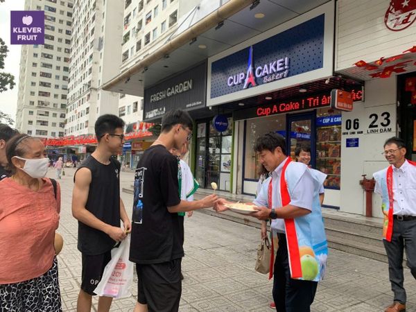 Khách hàng ăn thử Lê Nhật tại Klever Fruit