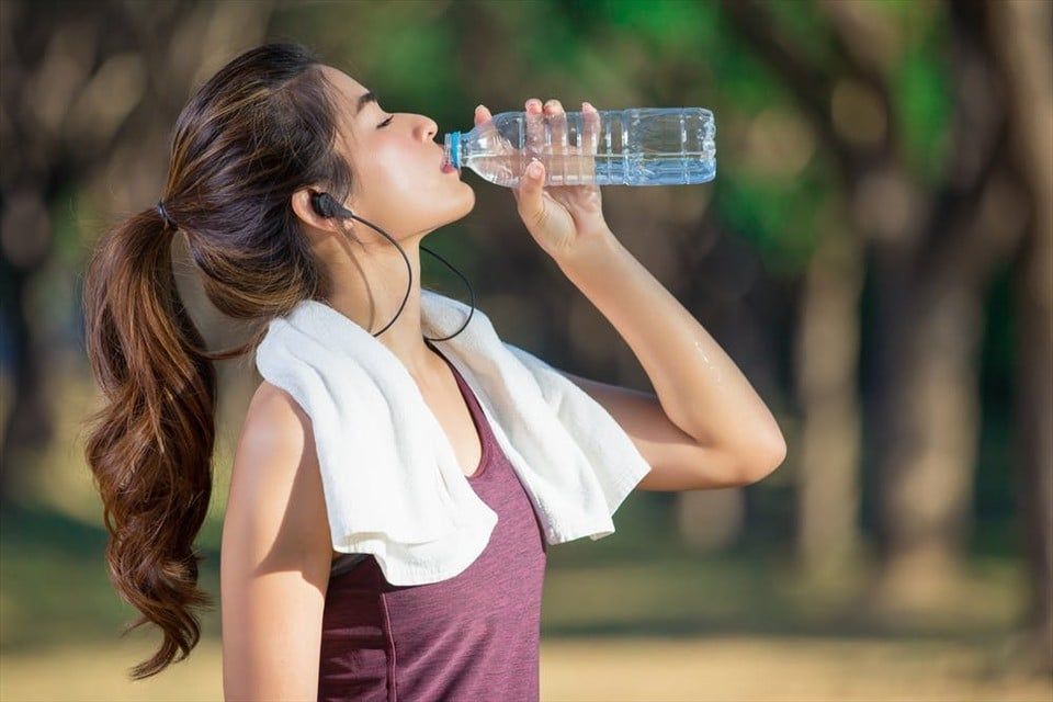 Không uống đủ nước khi chạy bộ