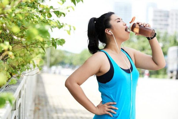 uống nước khi chạy bộ