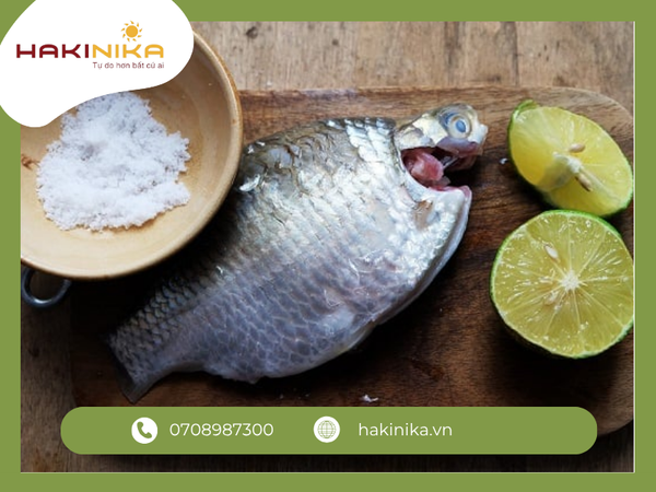 Vì sao nhiều người dùng muối, chanh, giấm để rửa thịt cá?