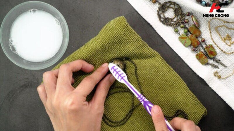 Tẩy rửa các vết ố vàng, rỉ sét nhẹ trên đồ dùng kim loại