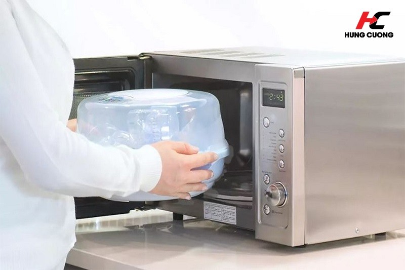 Cách tiệt trùng bình sữa bằng lò vi sóng