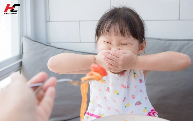 Tìm hiểu bé biếng ăn phải làm sao qua dấu hiệu chán ăn