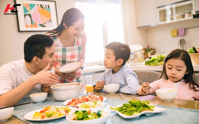 Không khí gia đình vui vẻ giúp bé ăn ngon