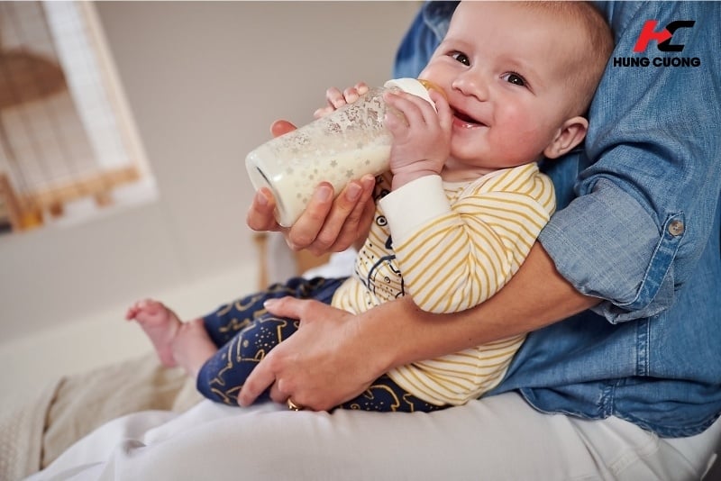 Nguồn sữa sạch kết hợp cùng bình sữa vô trùng rất quan trọng cho bé