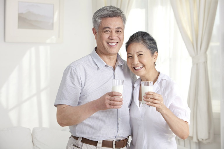 Uống sữa đúng cách để canxi hấp thu vào xương tốt nhất