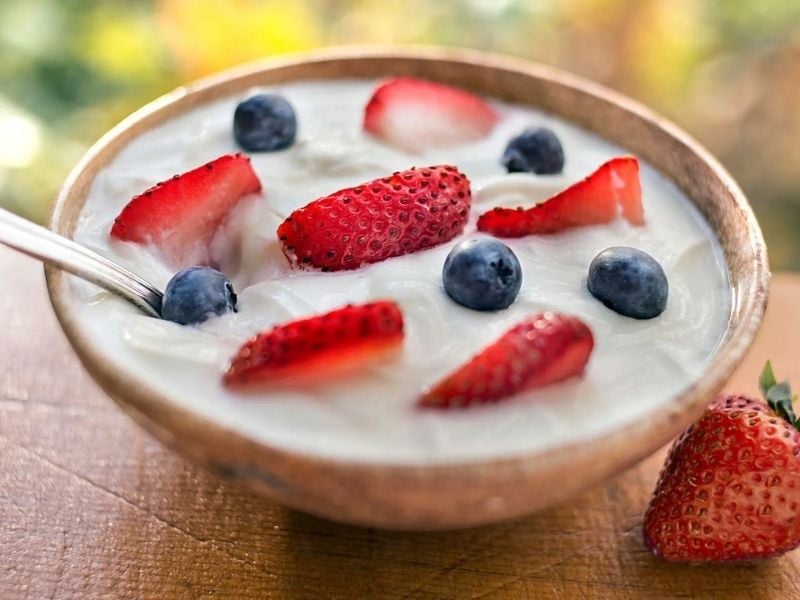 sua-chua-giup-can-bang-he-vi-sinh-duong-ruot