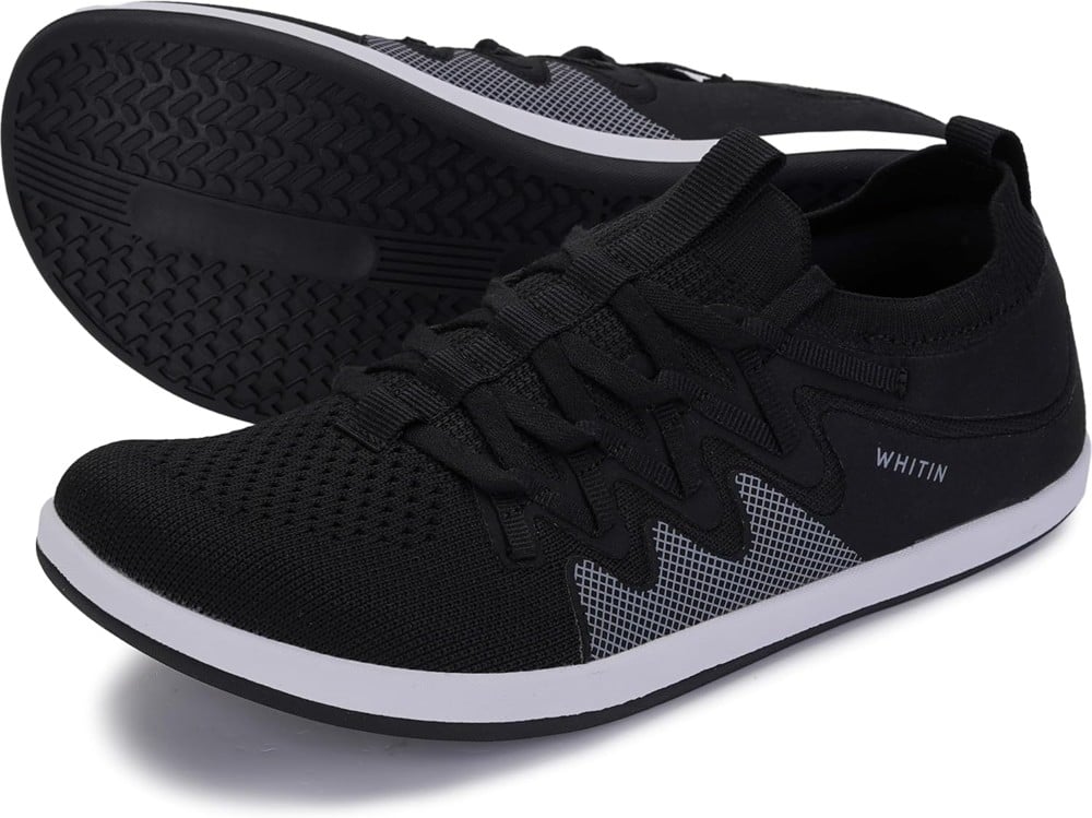 Giày barefoot Whitin Minimalist màu đen, một chiếc dựng nghiêng khoe đế