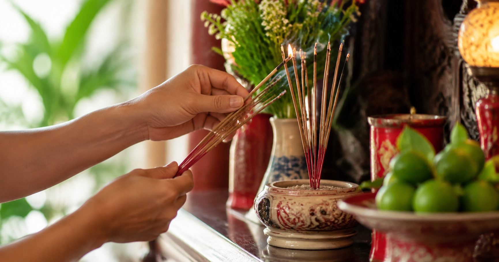 cách thắp nhang bàn thờ