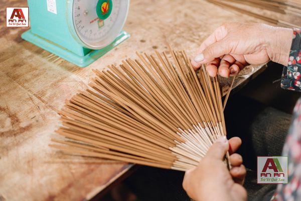 Nước Lau Bàn Thờ: Dùng Loại Nào, Lau Khi Nào Cho Đúng Lễ