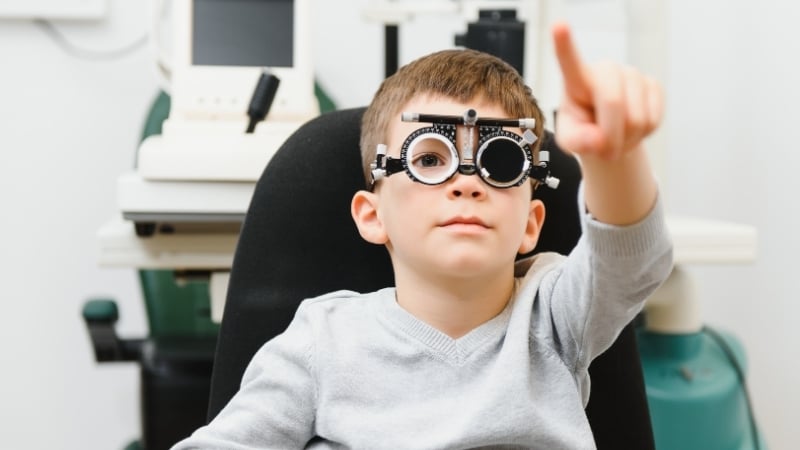 Phụ huynh nên đưa trẻ đến cơ sở chuyên khoa mắt để thăm khám định kỳ mỗi 3–6 tháng