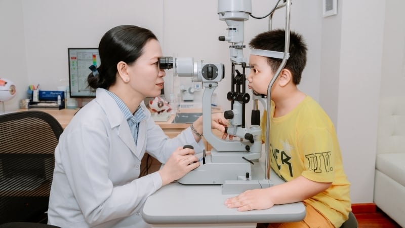 Bác sĩ tại Hai Yen Eye Care đang tiến hành đo mắt cho bé