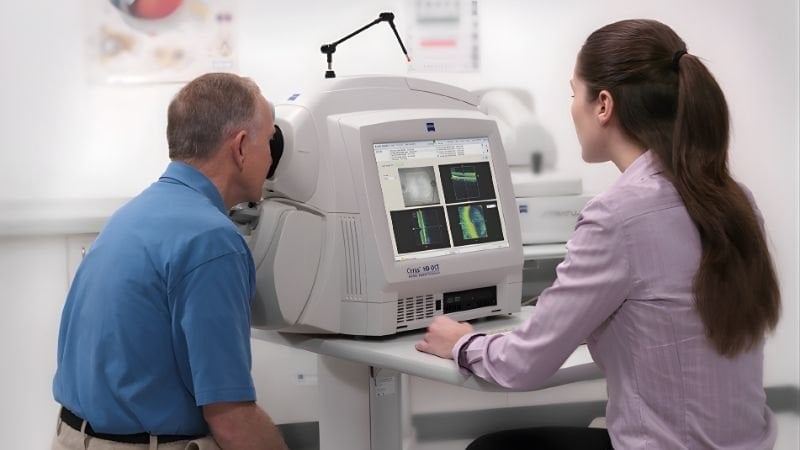 Bệnh nhân đang được chụp OCT bằng hệ thống máy hiện đại.