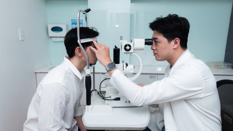 Bạn nên đến gặp bác sĩ mắt ngay lập tức nếu các triệu chứng khô, rát kéo dài trên 3 ngày