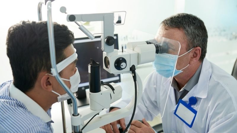 Bạn nên đến gặp bác sĩ mắt ngay lập tức nếu các triệu chứng khô, rát kéo dài trên 3 ngày