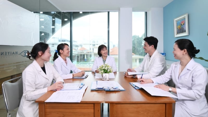 Đội ngũ chuyên gia giàu kinh nghiệm tại Hai Yen Eye Care trực tiếp thăm khám cho người bệnh