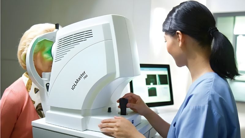 Đo công suất thủy tinh thể nhân tạo là một quy trình xét nghiệm chuyên sâu nhằm xác định các thông số giải phẫu quan trọng của nhãn cầu