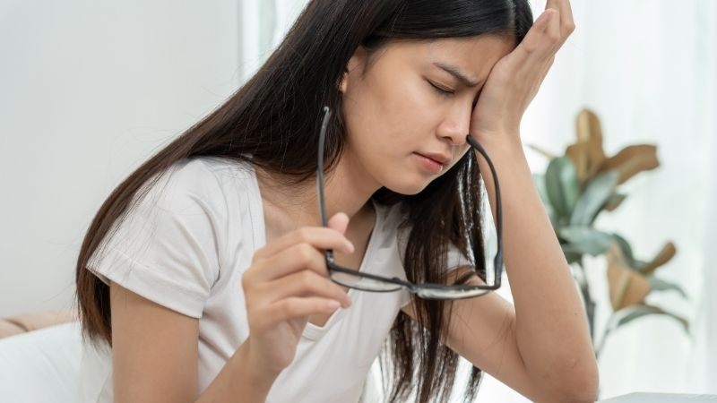 Mỏi mắt, lóa sáng hoặc nhìn mờ dù đeo kính đúng độ có thể liên quan đến quang sai bậc cao.