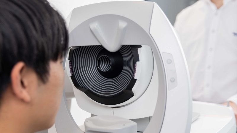 Thiết bị đo quang sai và bản đồ giác mạc giúp phân tích chính xác hệ quang học của mắt.
