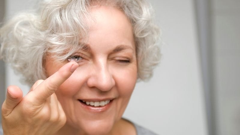 Kính áp tròng đa tiêu cự phù hợp nhất cho những người bắt đầu gặp khó khăn khi đọc chữ ở cự ly gần