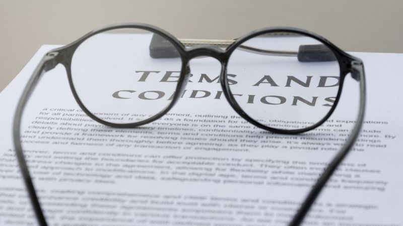 Kính đơn tròng giúp nhìn rõ chữ nhỏ và văn bản ở khoảng cách mong muốn.