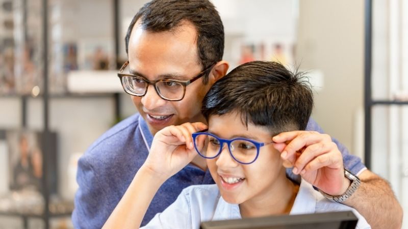 Hỗ trợ thị lực cho trẻ bắt đầu từ một chiếc kính phù hợp.