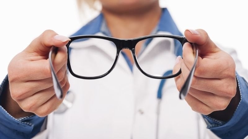 Bề mặt tròng kính trơn láng hoàn toàn, không có đường vạch ngang phân chia