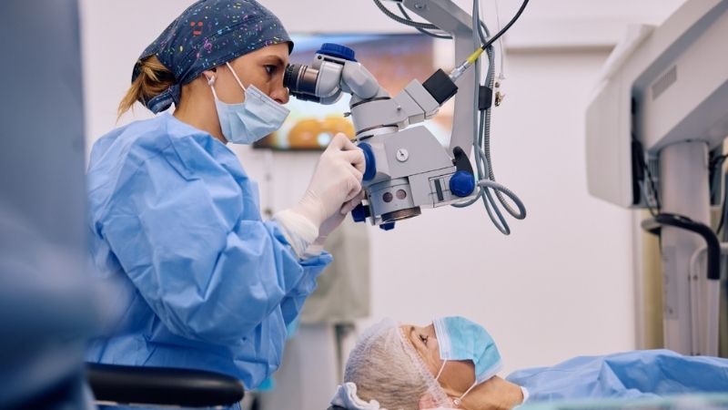 Bạn có thể tìm hiểu các phương pháp phẫu thuật giúp bạn không cần phụ thuộc vào kính