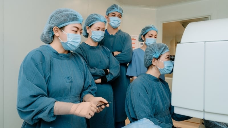 Bạn có thể tìm hiểu các phương pháp phẫu thuật giúp bạn không cần phụ thuộc vào kính