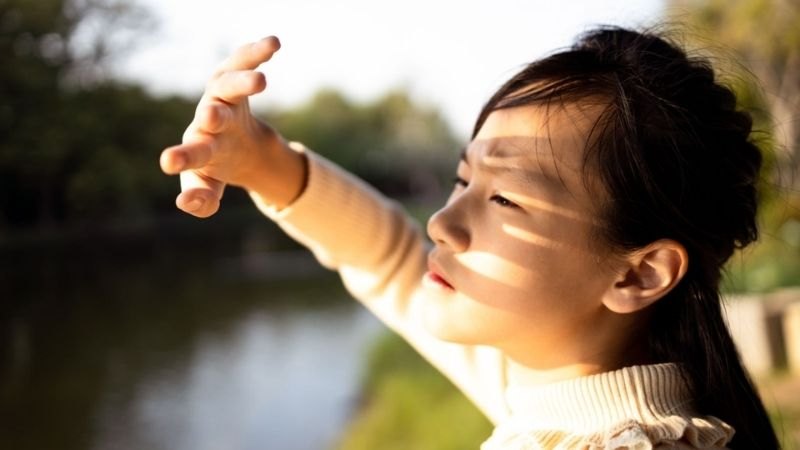 Bạn sẽ cảm thấy sợ ánh sáng mạnh và thường thấy xuất hiện các quầng sáng bao quanh nguồn sáng