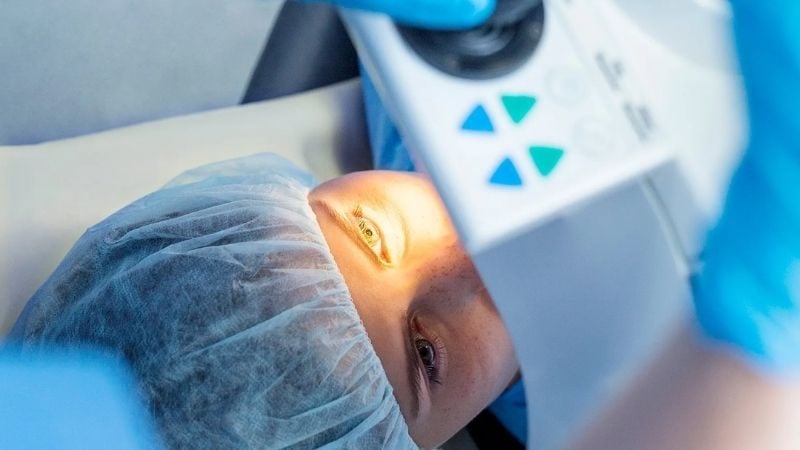 Phẫu thuật khúc xạ PRK là giải pháp 