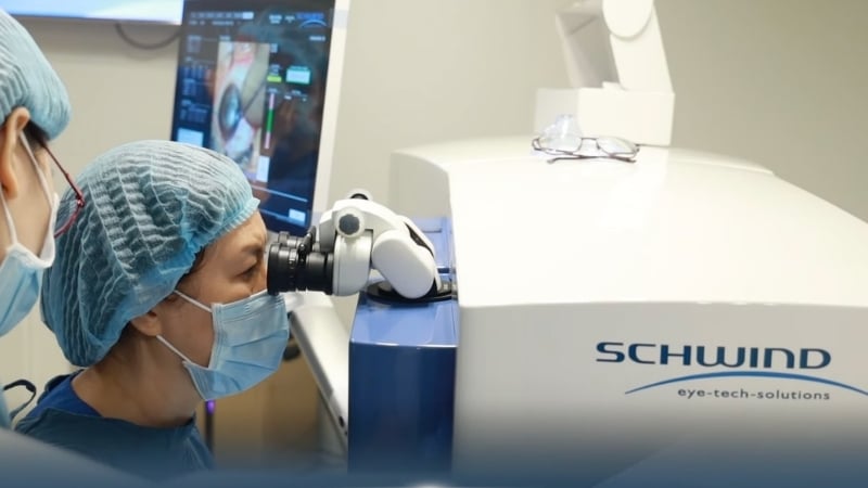 Bác sĩ đang thực hiện phẫu thuật PresbyMAX bằng hệ thống Swchind Amaris