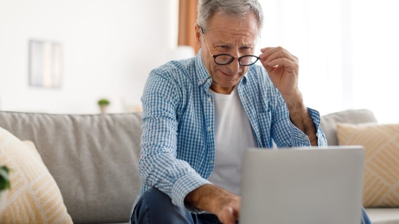 Phẫu thuật PresbyMAX phù hợp với người trên 40 tuổi muốn giảm phụ thuộc vào kính lão