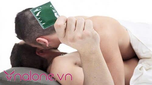 Cách quan hệ đồng giới nam không bị đau bằng bao cao su