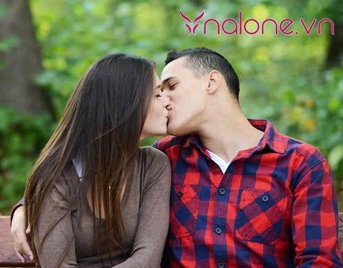 hôn môi kiểu nút lưỡi là gì