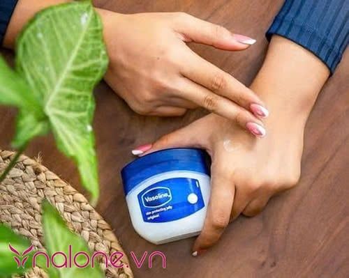 Quan hệ tình dục có nên dùng Vaseline bôi trơn