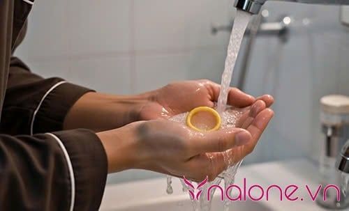 Có nên giặt bao cao su để dùng lại khi quan hệ tình dục