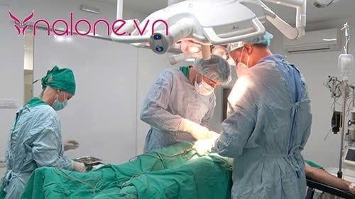 xoắn tinh hoàn có tự khỏi hay cần can thiệp y tế