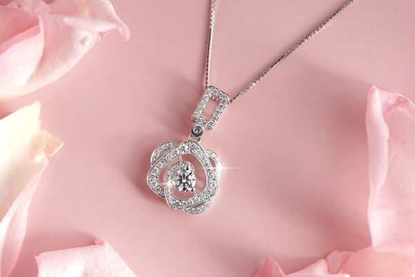 Mặt dây là sự kết hợp độc đáo giữa vẻ đẹp thanh lịch và phong thái tự tin, bản lĩnh