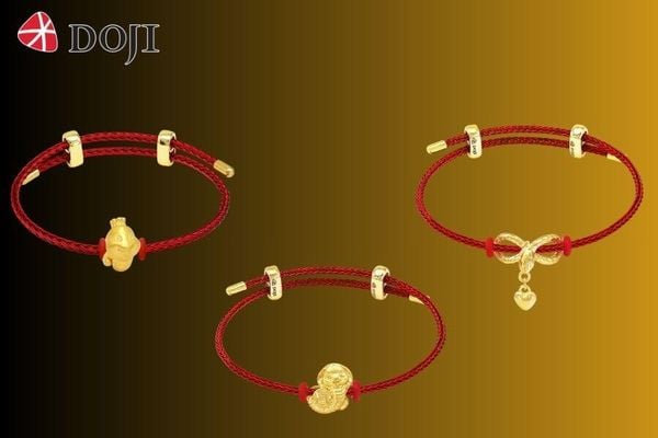 Mẫu vòng charm kim tỵ vàng 24K là thiết kế với biểu tượng kim tỵ (rắn vàng) mang ý nghĩa thu hút tài lộc, vượng khí