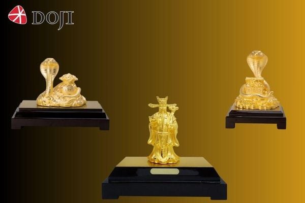 Các bức tượng hình Rắn hoặc Thần Tài được xem là biểu tượng phong thủy thu hút tài lộc, may mắn và thịnh vượng