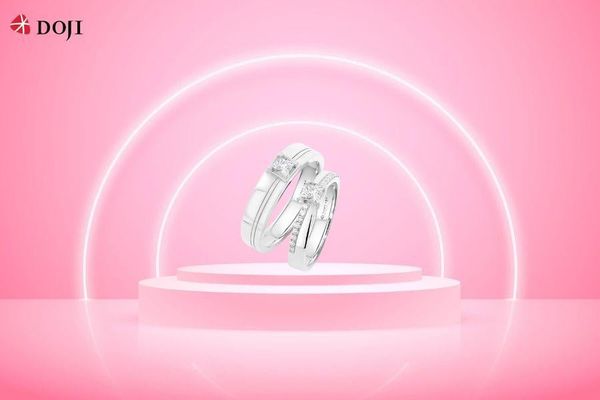 Điểm nhấn của thiết kế là viên kim cương hình vuông đính ở vị trí trung tâm, tôn lên vẻ đẹp thanh lịch, đẳng cấp