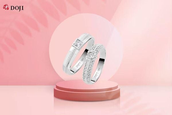 Điểm nhấn của thiết kế là viên kim cương 99 giác cắt hình vuông và trái tim như lời hẹn ước của một tình yêu hoàn hảo giữa hai cá tính khác biệt