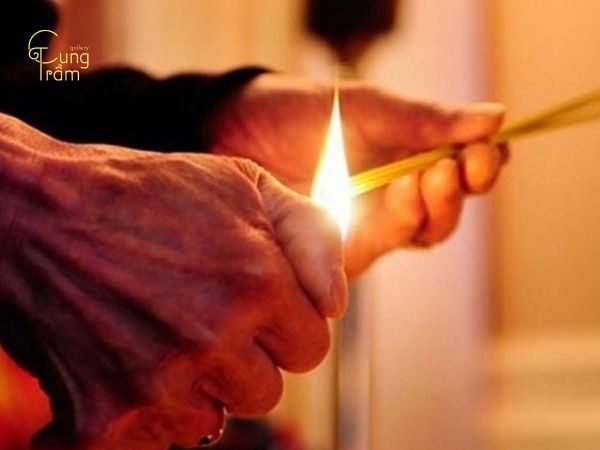 Cách thắp hương buổi tối đúng chuẩn