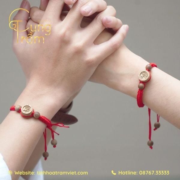 Cách đeo vòng tay chỉ đỏ đúng cách để phát huy tác dụng