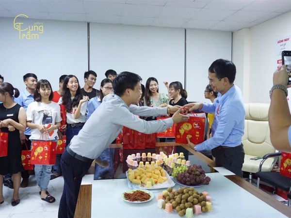 Tặng quà Tết cho nhân viên thời điểm nào là hợp lý