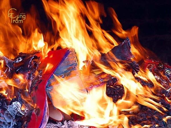 Đốt vía để xua đuổi và loại bỏ năng lượng xấu