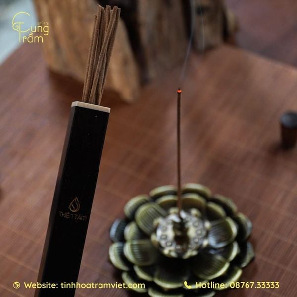 Giá thanh trầm hương