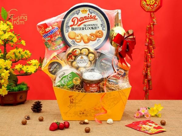 Nên chọn mua giỏ quà Tết gói sẵn hay tự gói tại nhà